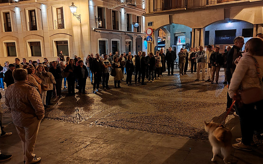 Minuto de silencio en Alcañiz este miércoles. / Alberto Gracia