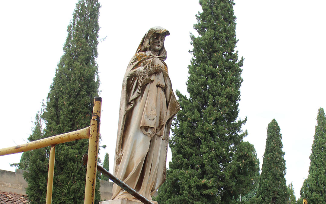 La escultura del mausoleo de Vicenta Estrada en restauración y sin la parte de velo añadida. / B. Severino