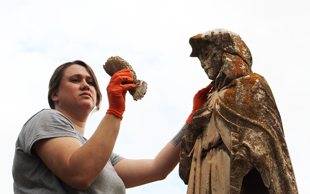 Martínez sujeta una de las partes del velo desprendida. Se suponía añadida más tarde a la escultura obra de Nicoli. / B. Severino