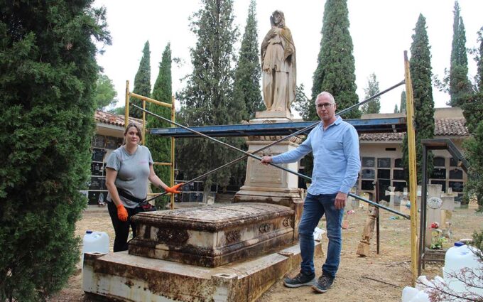 Comienza la restauración del mausoleo de Vicenta Estrada, devorado por los líquenes en el cementerio de Alcañiz