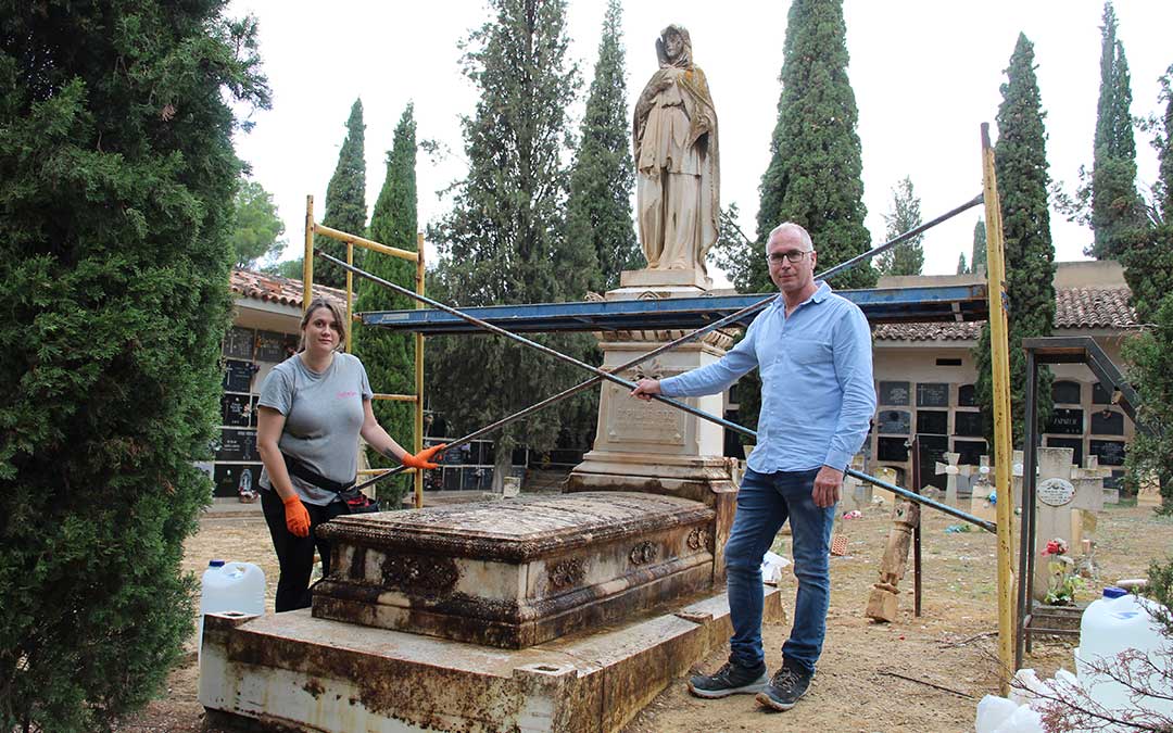 Pilar Martínez, restauradora y conservadora en METOPA; junto al concejal de Patrimonio del Ayuntamiento de Alcañiz, Carlos Andreu, en la presentación de inicio de la restauración del mausoleo de Vicenta Estrada. / B. Severino