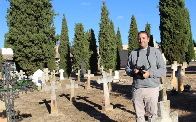Víctor Perena, recopila información de lápidas: «Los cementerios son muy importantes para conocer nuestra historia»