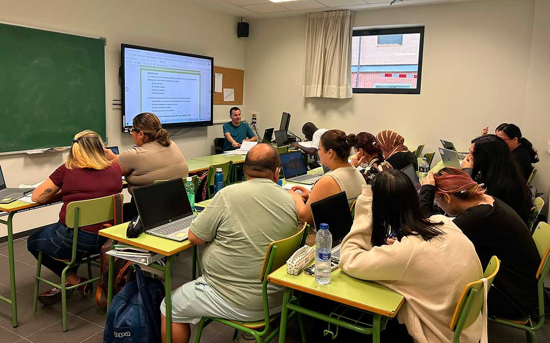 Una de las aulas del centro con ventana./ G.R.
