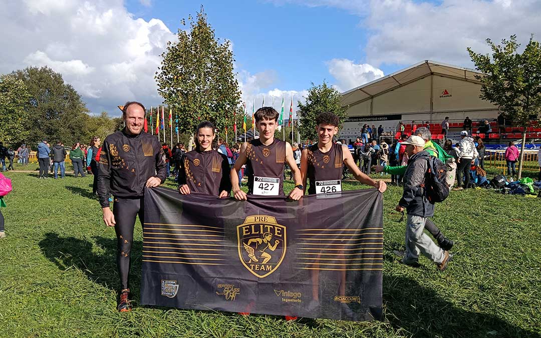 Carlota Gasión, Hamza El Amraoui y Raúl García sujetando la bandera del Pre Elite Team en Amorebieta / Cedida