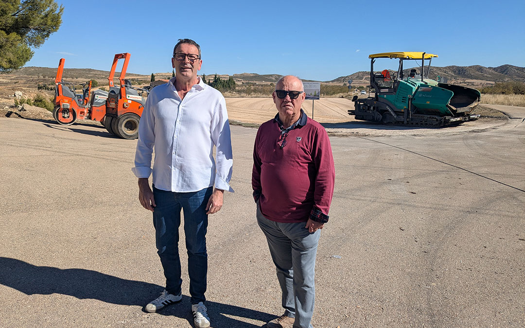 Alcalde y concejal de obras durante los trabajos de asfaltado. /Ayto de Andorra