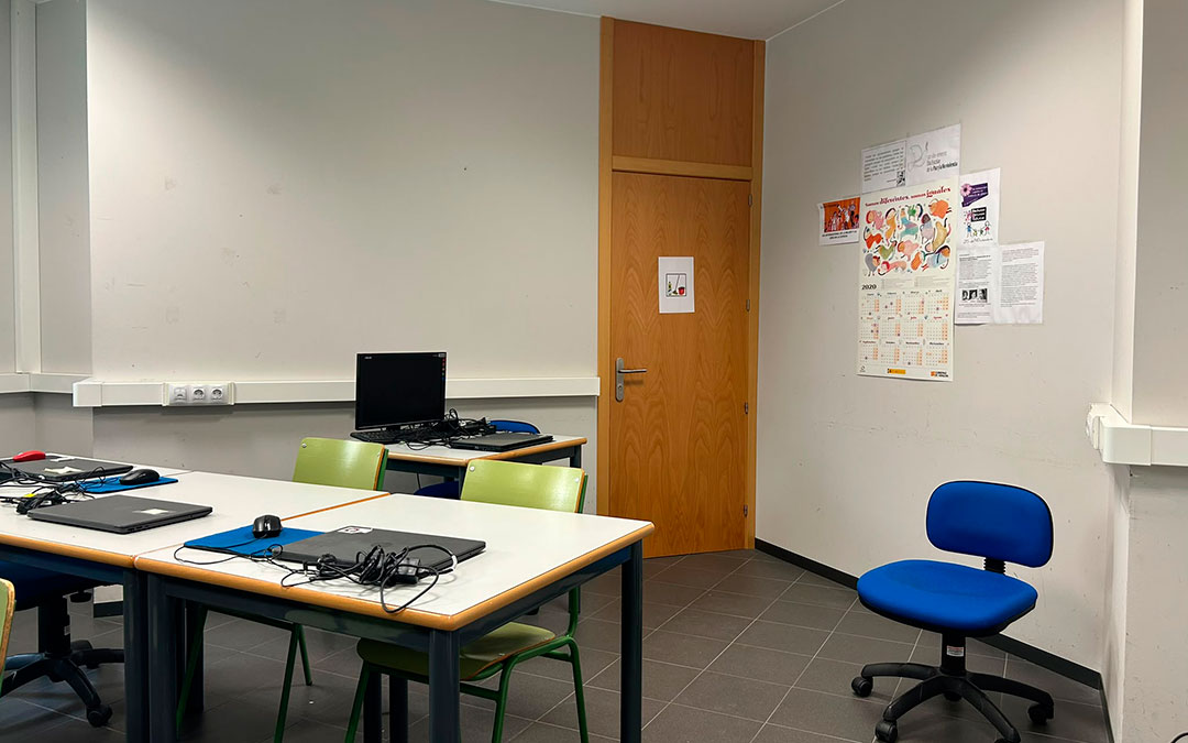 El cuarto de la limpieza está al final del aula de informática y necesitan dejar un pasillo para cuando sale el carro./ G.R.