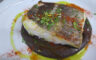 Taco de bacalao sobre crema de alubias y tinta