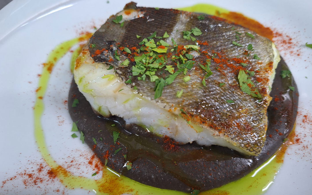 Taco de bacalao sobre crema de alubias y tinta./ Manuel Barrau