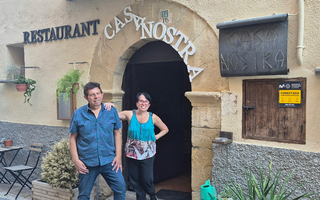 La pareja se ha instalado a vivir en Fórnoles esta semana y este fin de semana inaugurarán el restaurante. / Cedida