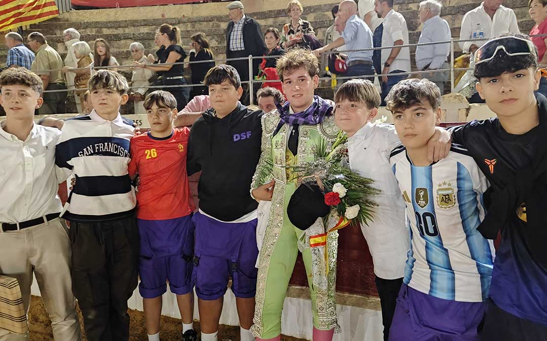 Puig respaldado por amigos el día de su debut / Alberto Gracia