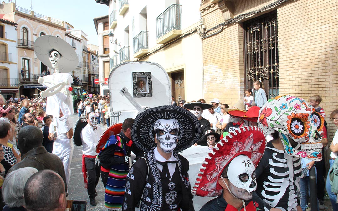 Un desfile del Día de Muertos al estilo México, en las elaboradas carrozas de Calanda. / B. Severino
