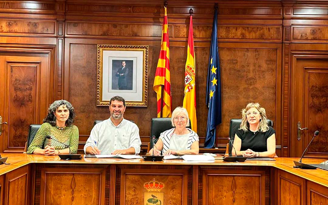 Firma del convenio entre Calanda, Valdés-Luarca y Calzada de Calatrava / Ayuntamiento