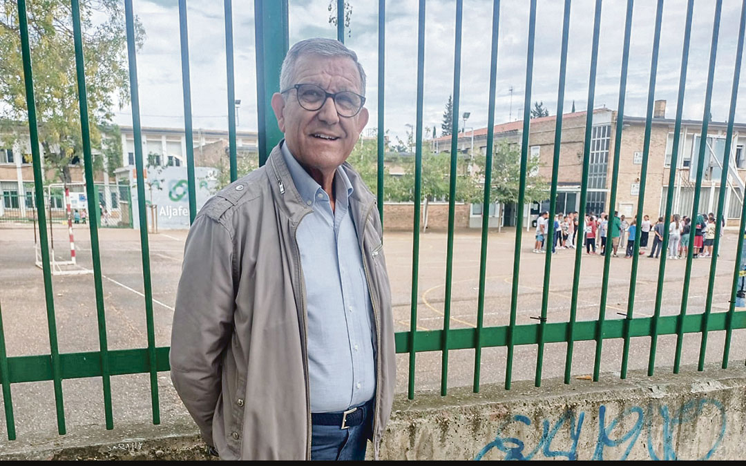 Redondo en la puerta del colegio. Fue maestro hasta los 60 años. /Cedida