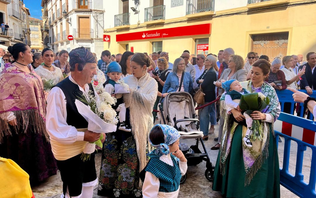 Se han podido ver a vecinos de todas las edades, entre ellos niños y niñas / C.O.