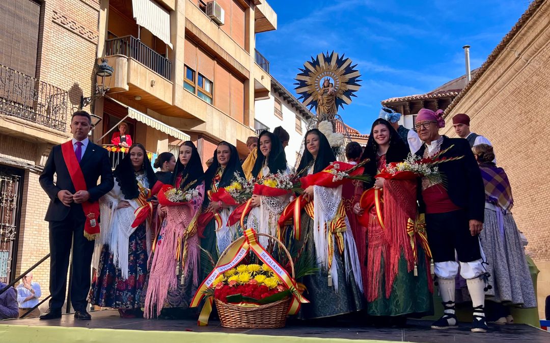 Foto de familia de las reinas calandinas 2026 dejando sus flores a la Virgen del Pilar / C. O.