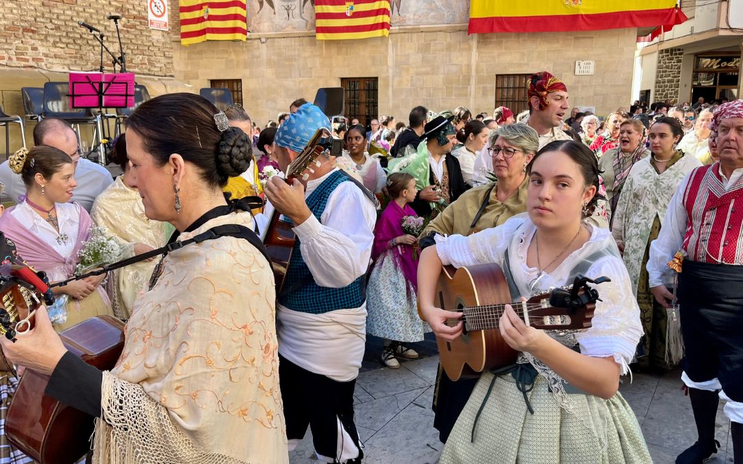 La Rondalla de la Asociación Cultural El Cachirulo ha puesto la música a la jornada / C. O.