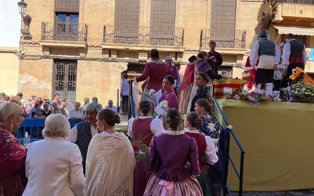 Largas filas de baturras y baturros para dejar las flores / C.O.