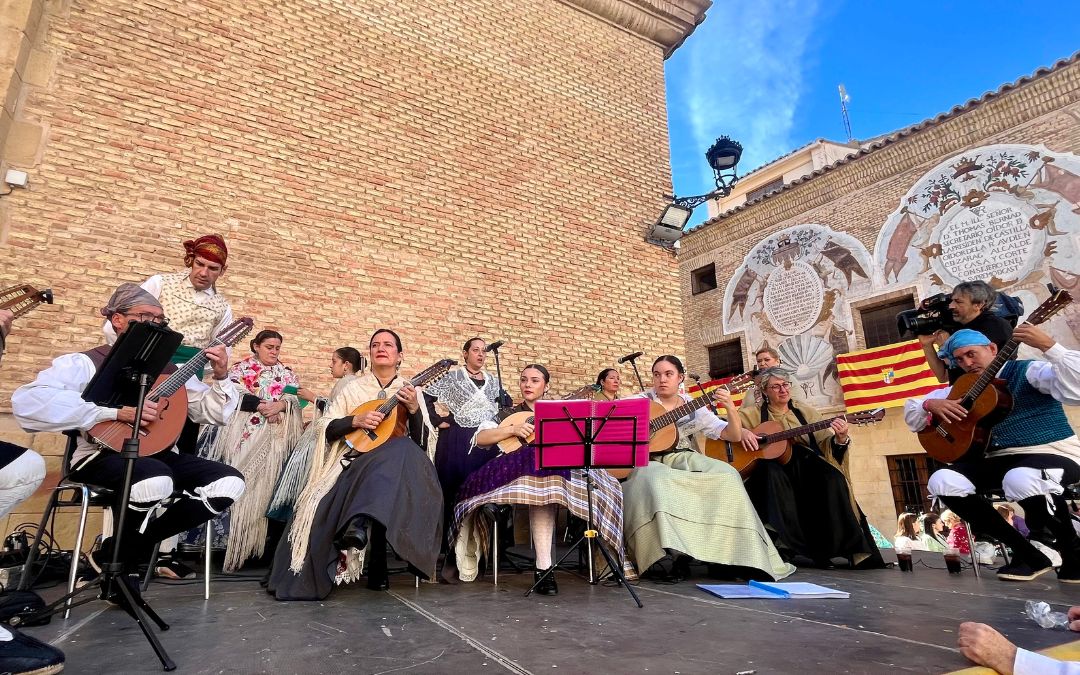 La Rondalla de la Asociación Cultural El Cachirulo ha puesto la música a la jornada / C. O.