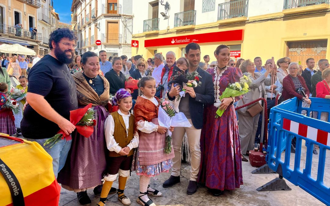 Familia dejando sus flores a la Virgen del Pilar / C.O.