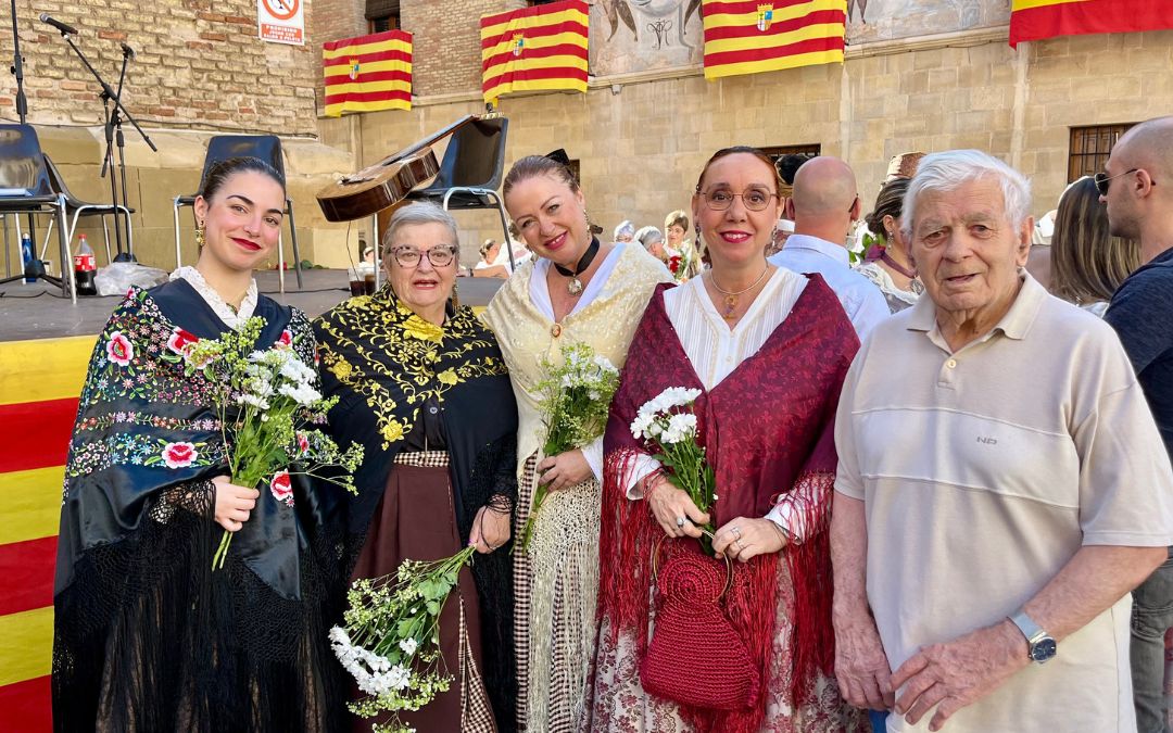 Familia dejando sus flores a la Virgen del Pilar / C.O.