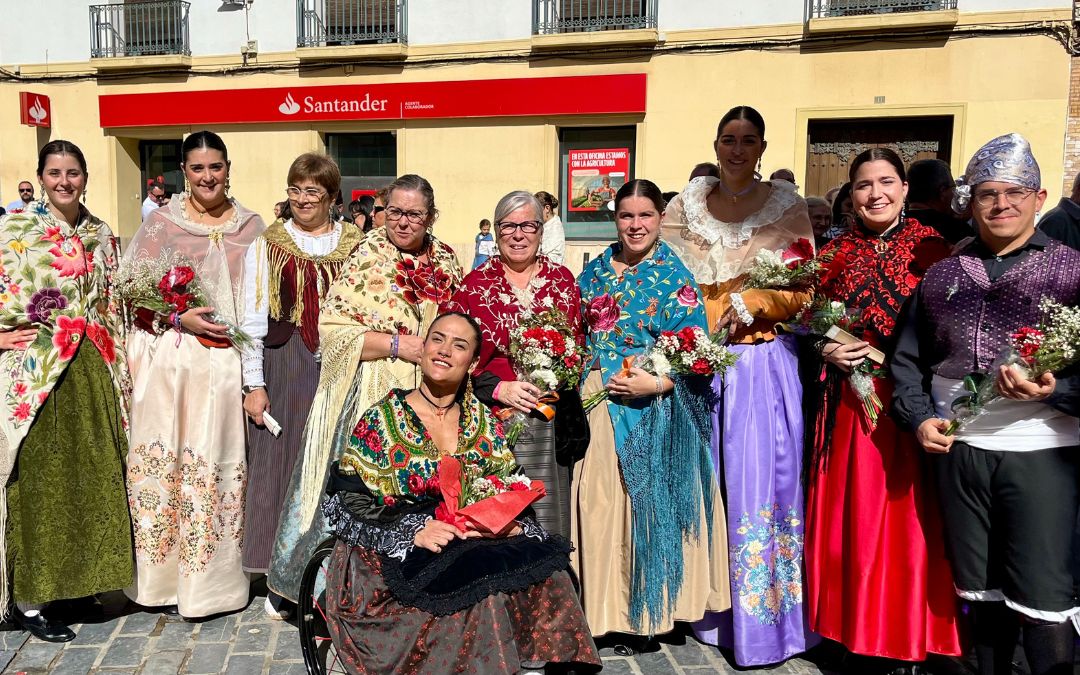 Las vecinas calandinas han lucido el traje regional para la ofrenda / C.O.