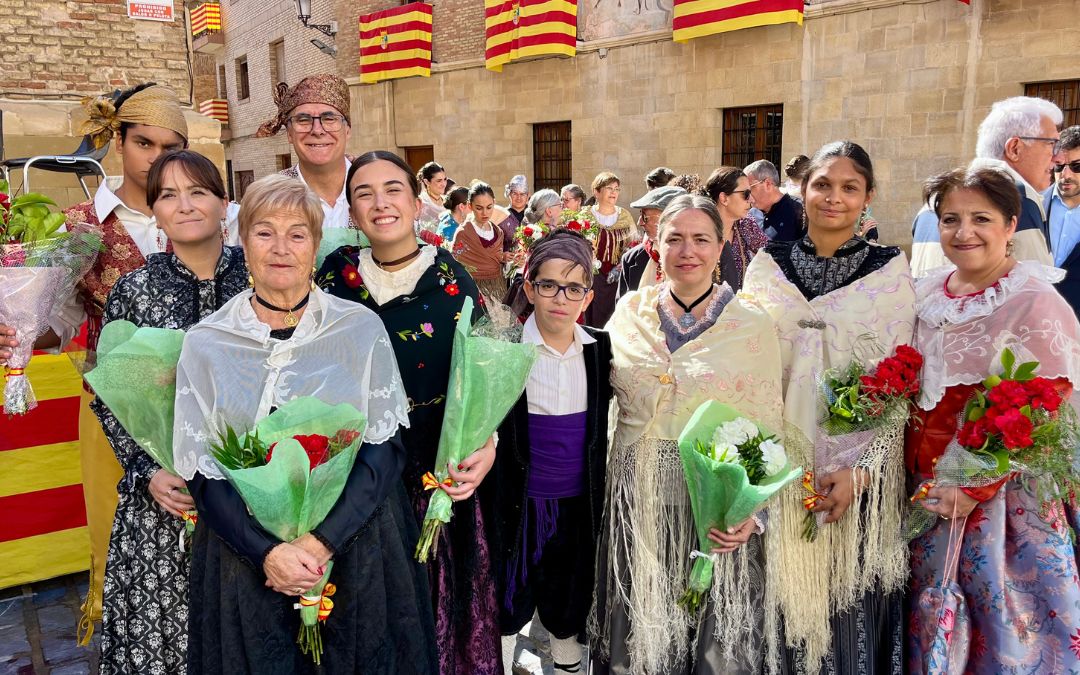 Familia dejando sus flores a la Virgen / C.O.