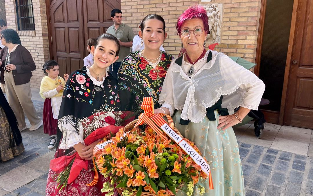 Nietas y abuela dejando su gran ramo a la Virgen del Pilar / C.O.