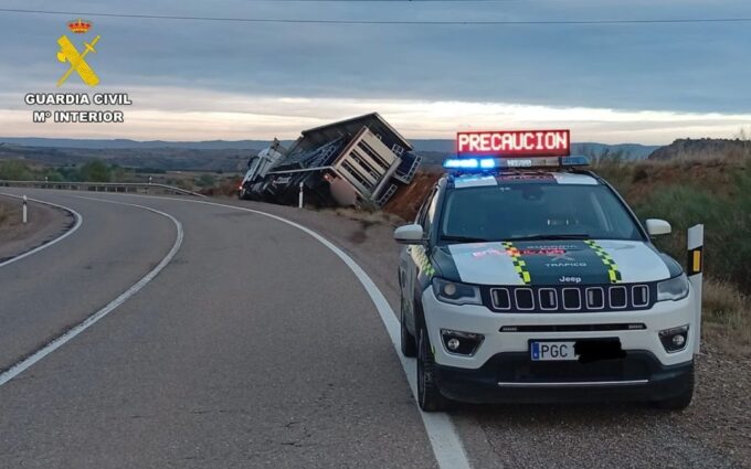 Vuelca un camión en la N-211 de Caspe al salirse de la vía en una curva