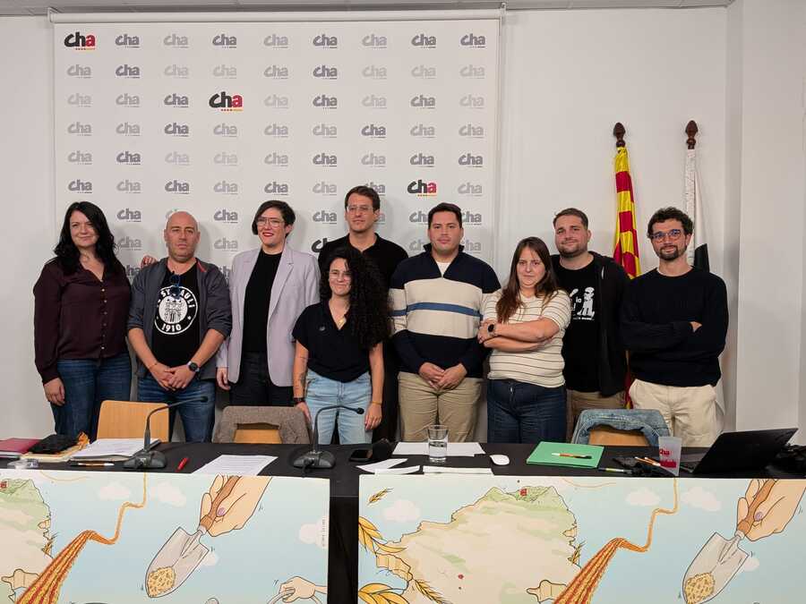 Los candidatos de CHA posan junto al presidente, Jorge Pueyo. / CHA