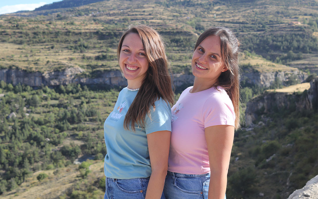 Isa López Sales y Olga Gascón Repullés, con su Maestrazgo al fondo. Llevan el inglés al pueblo que lo solicite. / Nerea Altaba