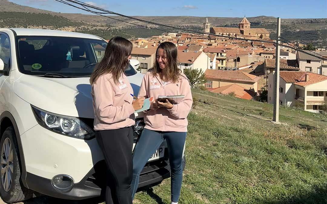El coche es clave en Bloom Maestrazgo, porque Olga Gascón e Isa López concibieron su iniciativa desde la itinerancia. Son ellas las que se desplazan a los pueblos a impartir inglés. / Bloom