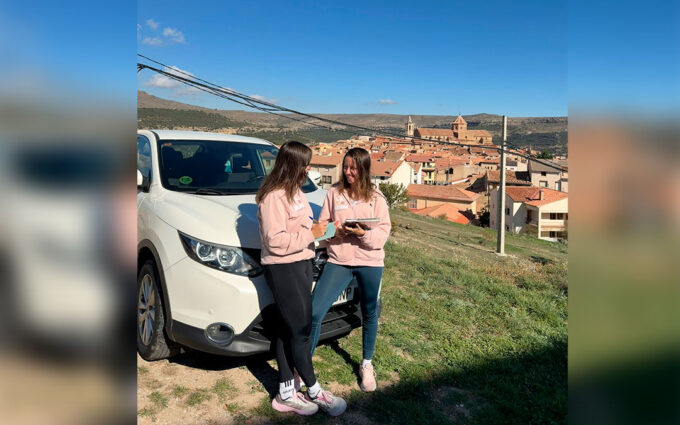 Isa y Olga, profesoras itinerantes de inglés de más de 150 alumnos en el Maestrazgo: «Queríamos volver a Cantavieja. Desde allí nos desplazamos»