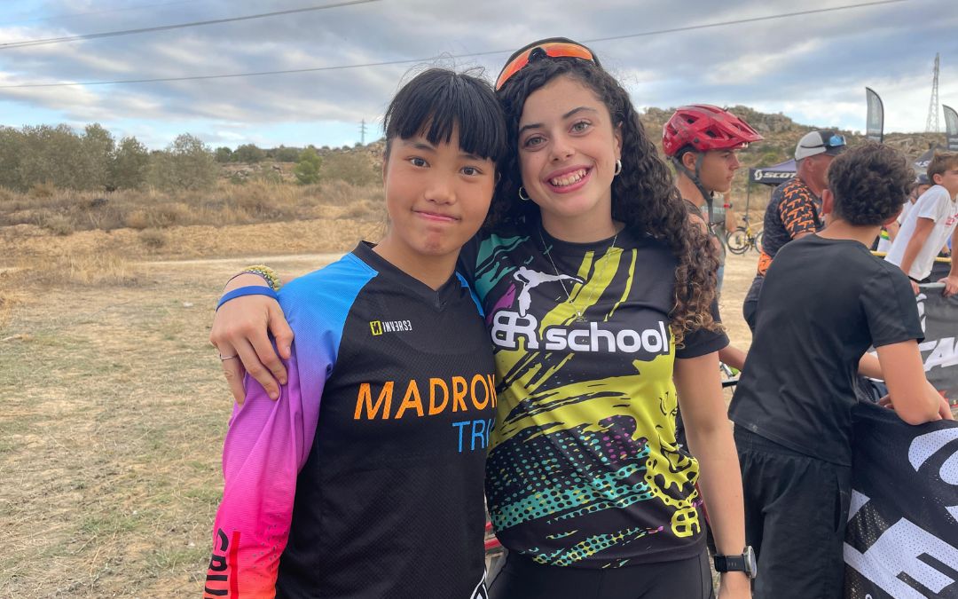 Vilajosana acudió a la cita con su mejor amiga Emma Ros./ S.F.