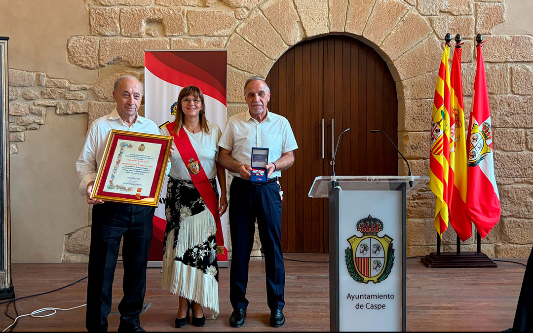 Entrega por parte de la alcaldesa, Ana Jarque, del distintivo a sus dos hermanos. / A.Z