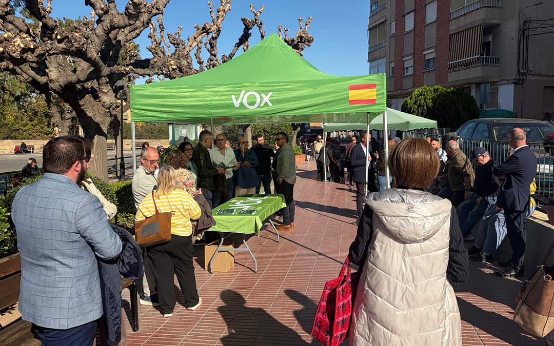 Carpa informativa de VOX colocada en la Plaza Aragón de Caspe / Jesús Burgos