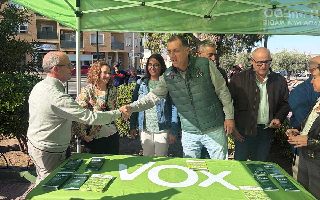 El portavoz nacional de VOX saludando a vecinos y simpatizantes / Jesús Burgos