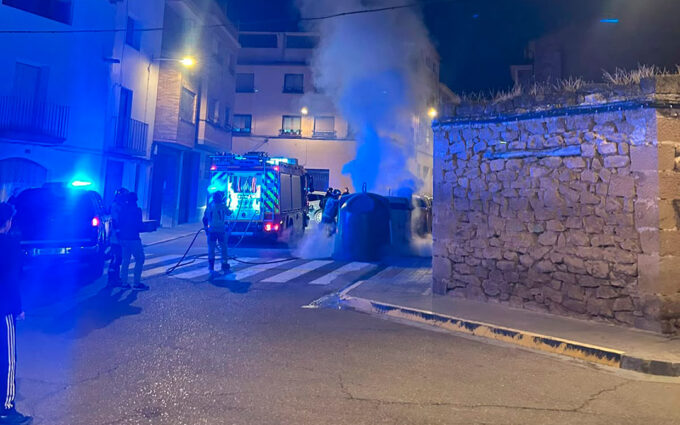 Arden dos contenedores en la plaza de las Monjas de Caspe
