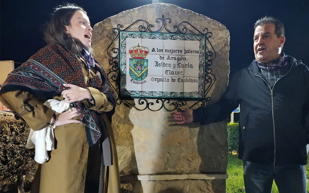 Lucía e Isidro Claver, padre e hija, cantando una jota ante su placa de homenaje durante la ronda jotera de Castelnou 2026. / David Valero
