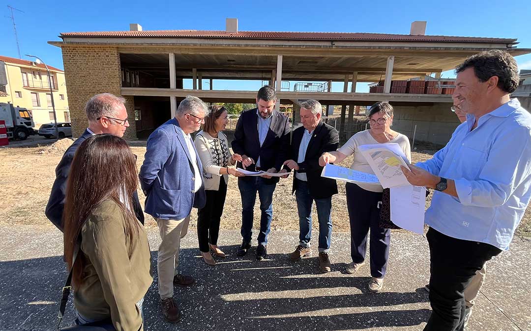 El alcalde de Castelserás, Santiago Anglés, ha visitado este viernes la futura residencia junto a Alejandro Nolasco, vicepresidente del Gobierno de Aragón / C. O.