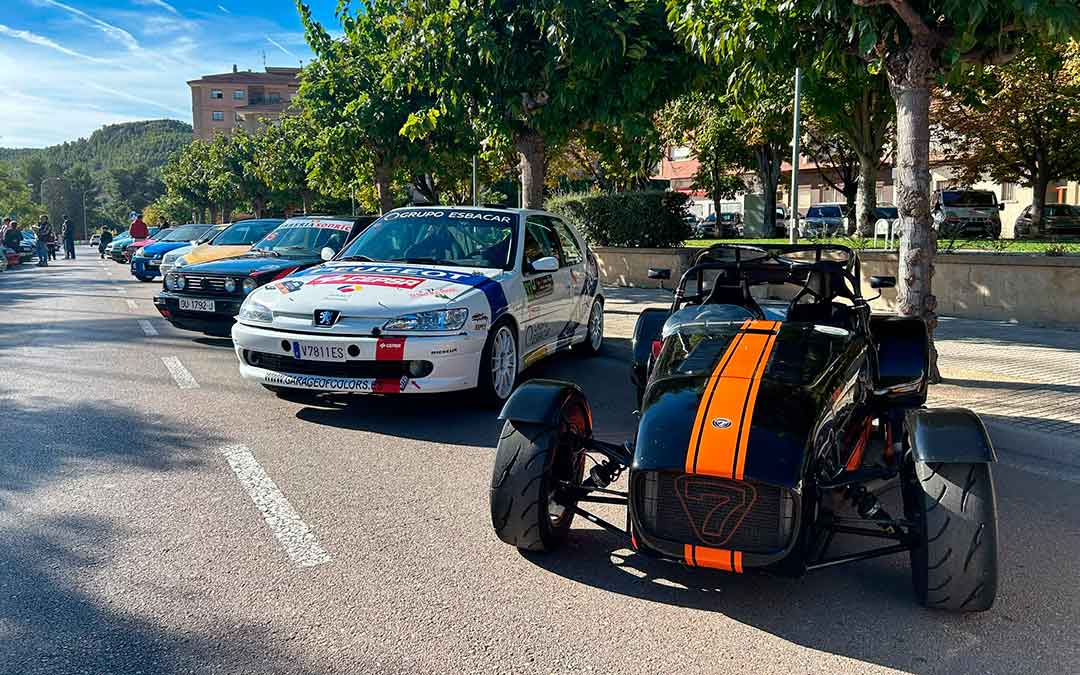 Vehículos clásicos y de carreras se han congregado en la ronda Caspe de Alcañiz./ G.Romero
