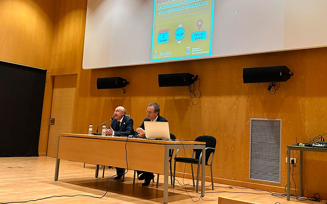Ángel Luis Monge (izda) y Francisco Serrano (dcha) durante la conferencia 'La Gobernanza como eje de la competitividad empresarial'./ G.R.