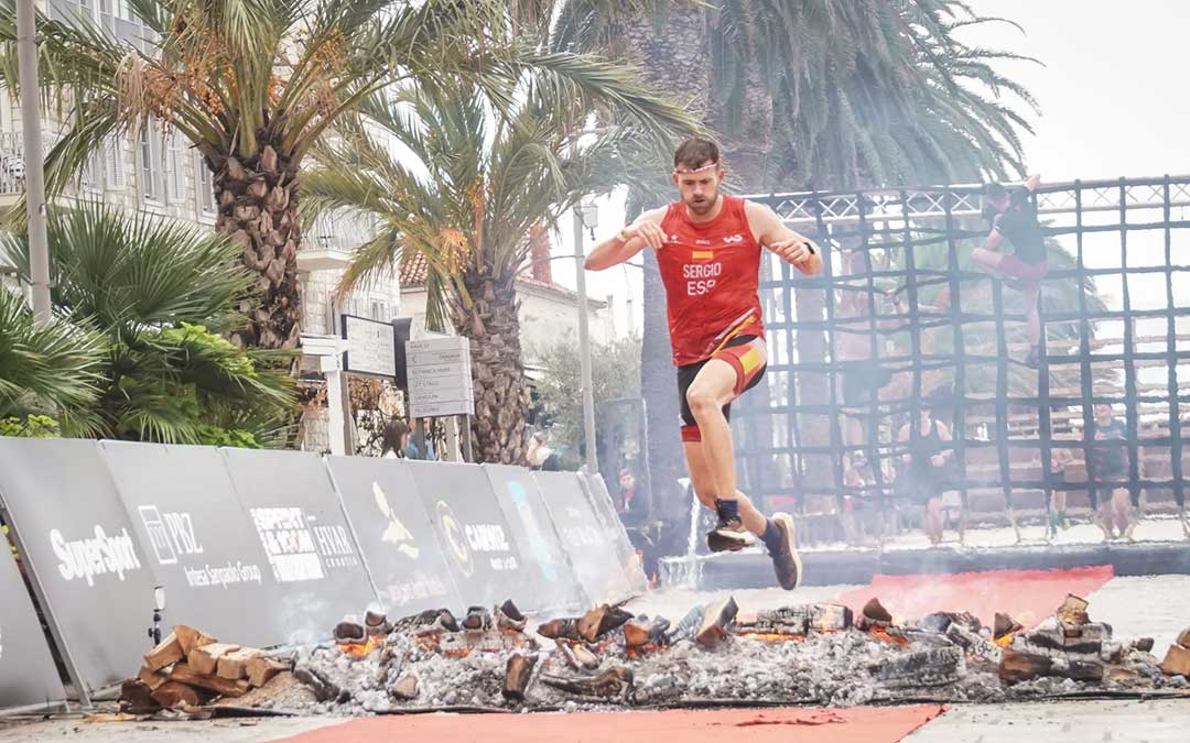 Sergio Bernad superando uno de los obstáculos / Cedida
