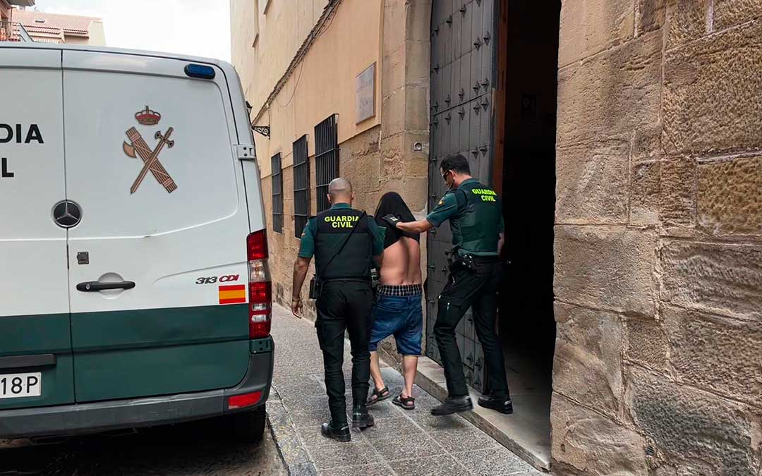 Detenido saliendo del juzgado de Alcañiz./ M.M.