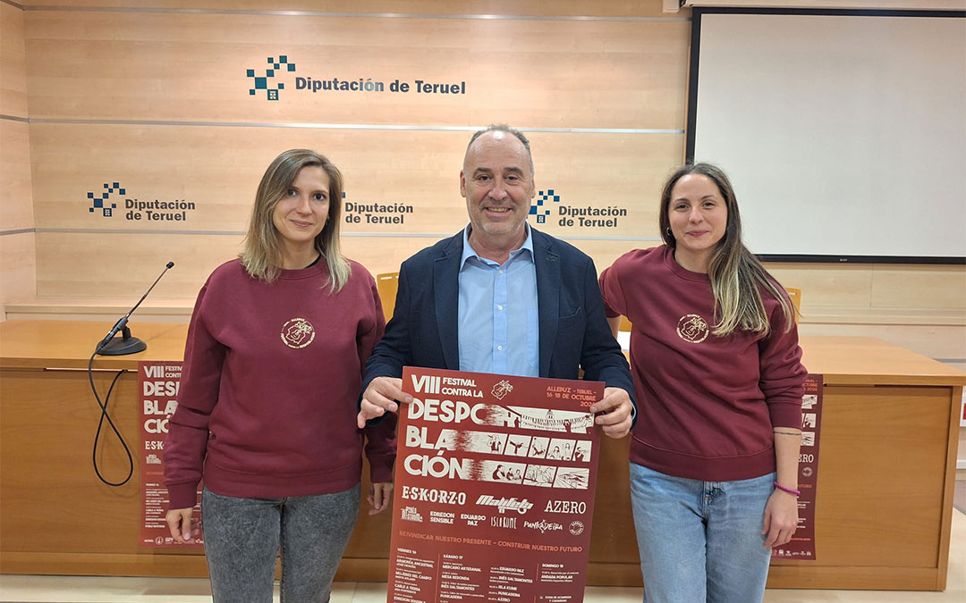 Vanesa Rubio y Elena Cantero, de la organización, junto al diputado delegado de Cultura, Miguel Iranzo, en la presentación del VIII Festival contra la despoblación de Allepuz. / DPT