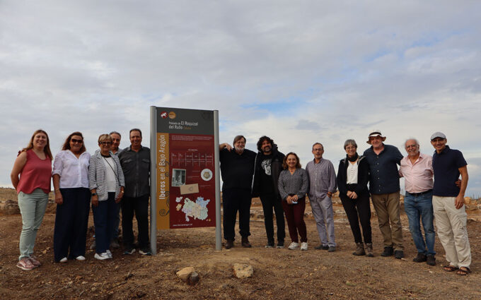 Visita de campo al yacimiento Roquizal del Rullo de Fabara, que ya ha terminado su proceso de musealización. En la imagen, representantes del Ayuntamiento de Fabara, Comarca del Bajo Aragón Caspe, Consorcio Patrimonio íbero de Aragón, el arqueólogo que ha llevado a cabo la actuación, José Antonio Benavente y el catedrático en Prehistoria, Gonzalo Ruiz Zapatero. / Alba Zurita