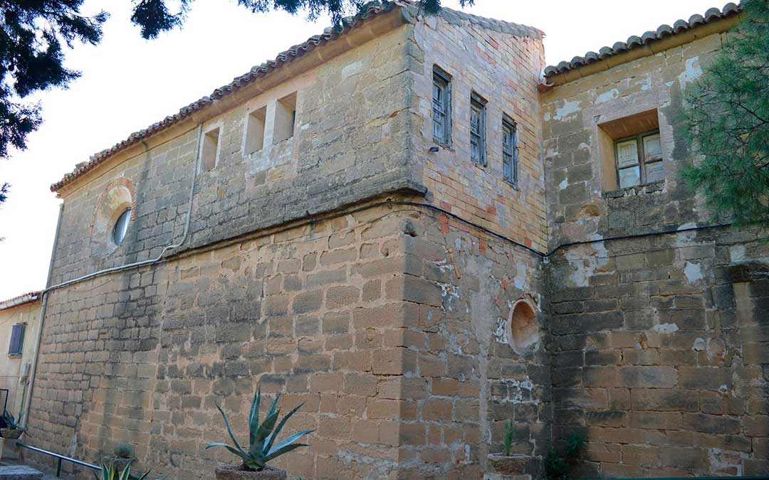 Fachada norte. A la derecha, en la planta baja, hasta la imposta, el núcleo inicial de la ermita./ R.B.