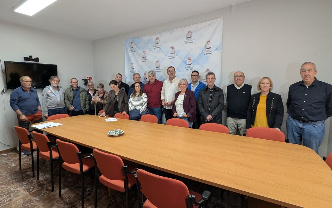 Representantes de las entidades locales con el alcalde, Rafa Guía./ Ayto. Andorra