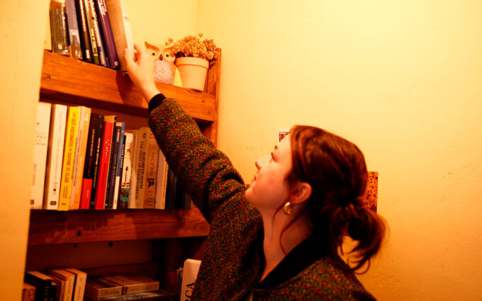 De cabina telefónica a biblioteca callejera 24 horas en Fórnoles: «Si alguien quiere leer a las 3 de la madrugada... ¡Ya no tiene excusa!»