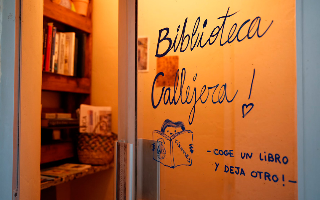 La antigua cabina telefónica convertida en una biblioteca callejera. / Martina de Titta