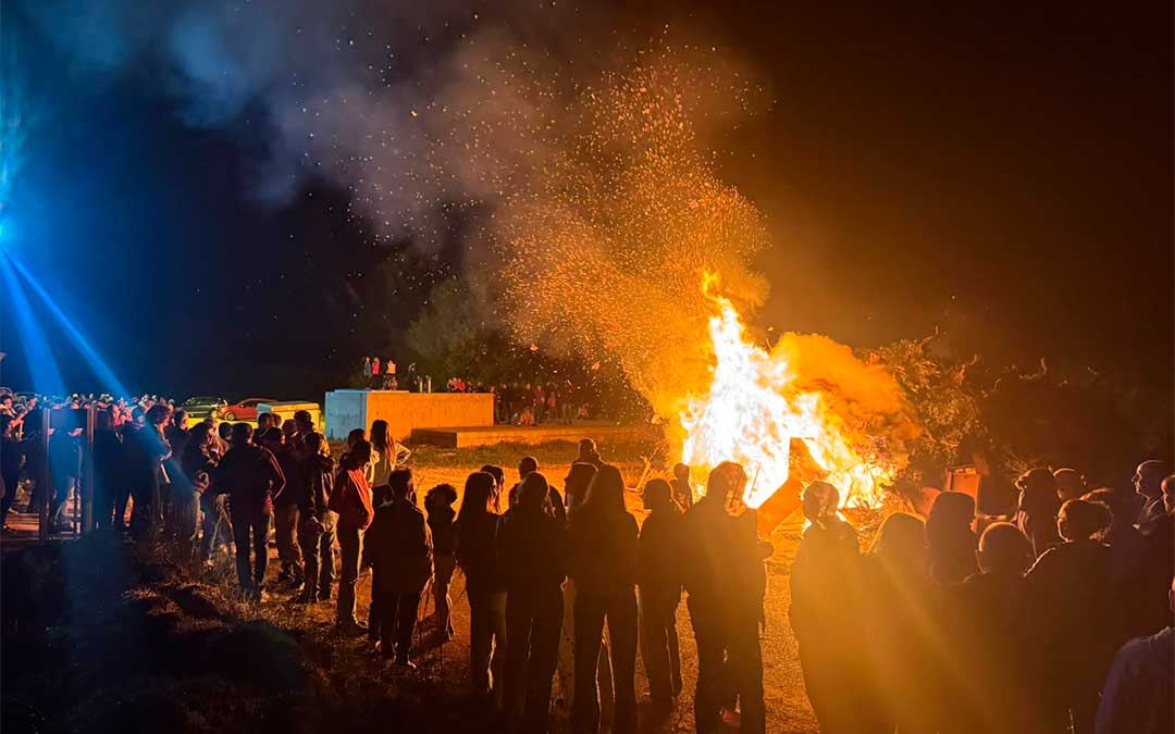 Hoguera víspera del día del Pilar en Mazaleón donde se queman los esclafidors./ Cedida